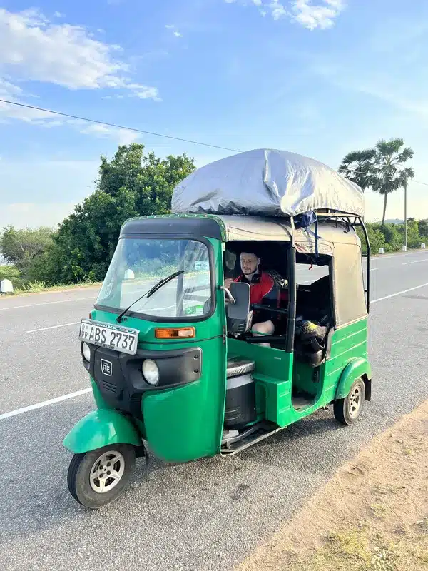 Tuk Tuk aménagé pour voyager au Sri Lanka